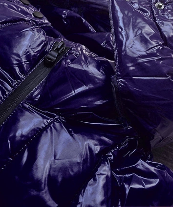 Lakierowana pikowana kurtka damska granatowa (7697)