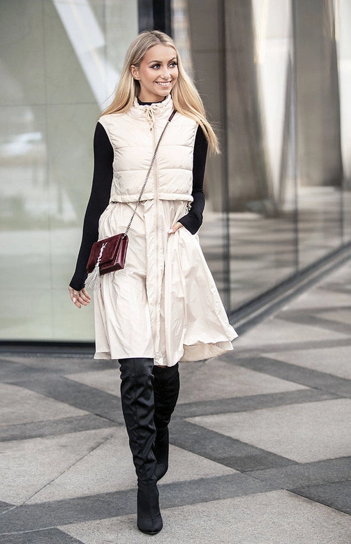 Kamizelka z rozkloszowanym dołem jasny beż (ag3-06)