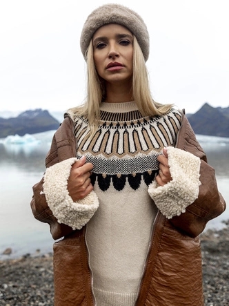 Casualowy sweter we wzory beżowy (0342)