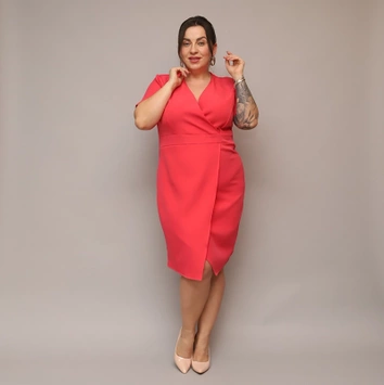 Kopertowa sukienka do kolan koralowa (743)