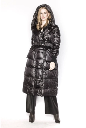 Długa damska kurtka z paskiem czarna (ag8-8002)