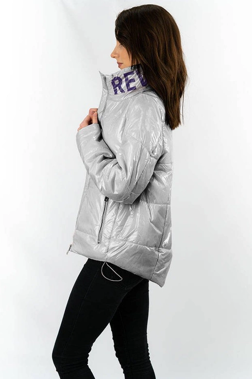 Krótka pikowana kurtka damska ze stójką srebrna (b9567)