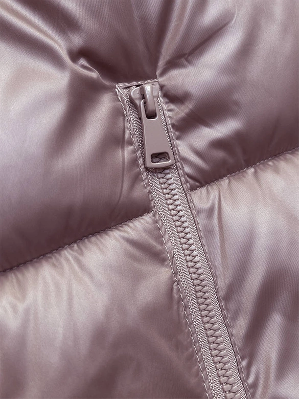 Krótki bezrękawnik damski z kapturem pudrowy róż (B8156-81)