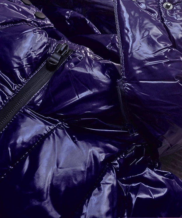 Lakierowana pikowana kurtka damska granatowa (7697)