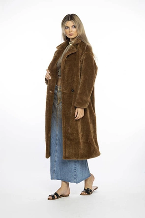 Pluszowy płaszcz damski oversize Ann Gissy brązowy (AG1-J9172)