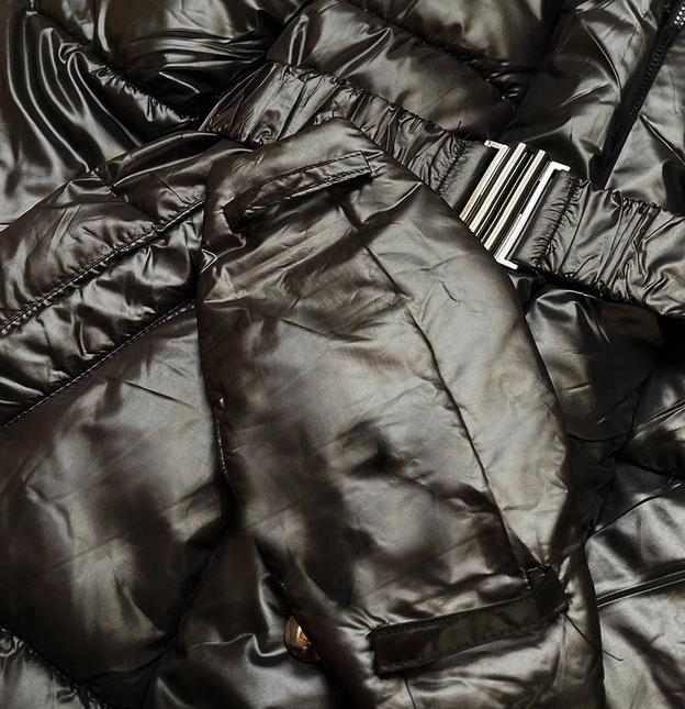 Taliowana kurtka zimowa z paskiem czarna (l22-9869-1)