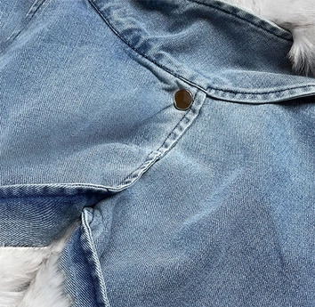 Damska kurtka jeansowa z futrzanym kołnierzem niebieski/biały (br9585-50026)