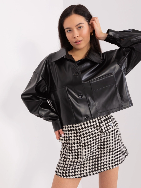 Krótka kurtka damska z imitacji skóry czarna (508543)