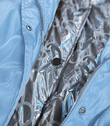 KURTKA DAMSKA Z OZDOBNYM KAPTUREM NIEBIESKO/SREBRNA (YR2022)