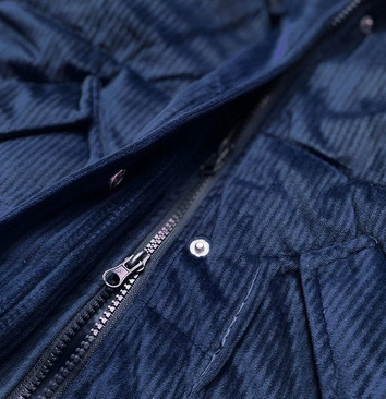 Sztruksowa zimowa kurtka damska z kapturem granatowa (7764)