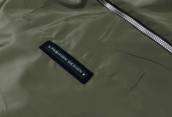 Cienka kurtka damska z ozdobną lamówką khaki (B8145-11)