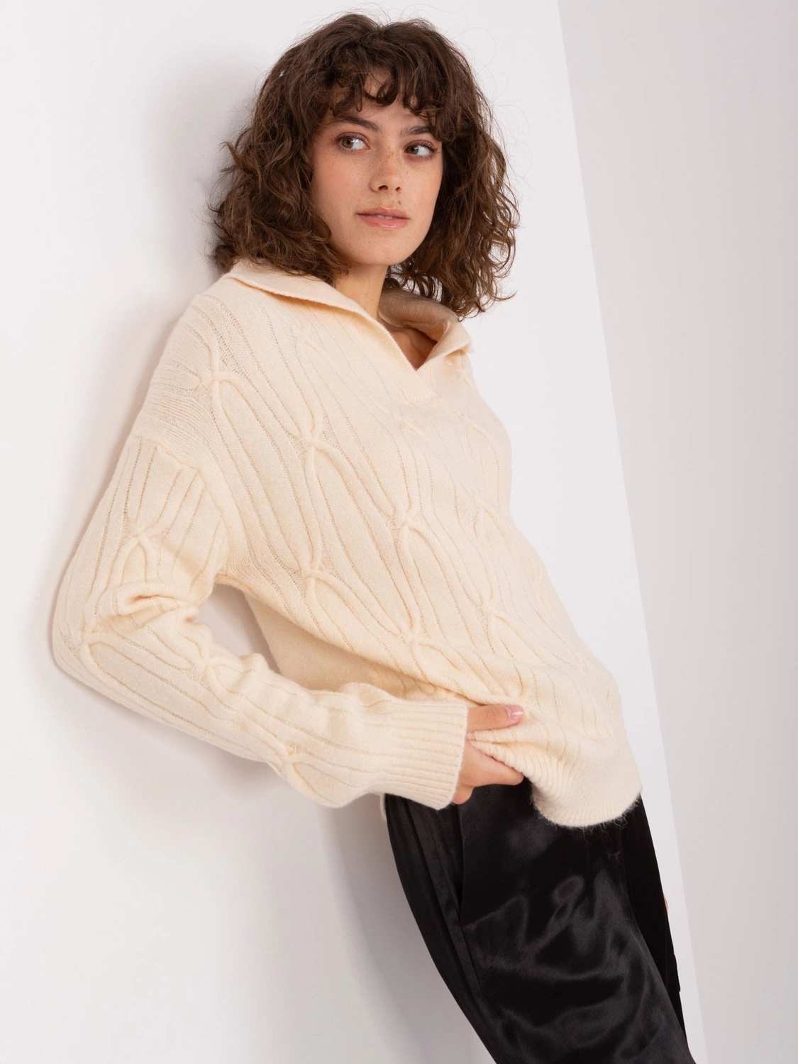 Sweter damski z kołnierzykiem jasny beżowy (2349)