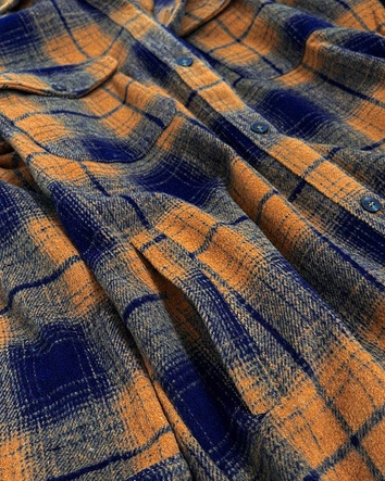 Koszulowy damski płaszcz w kratę brązowo-granatowy (8424)