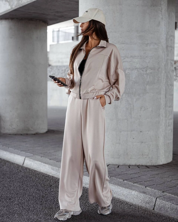 Komplet damski szerokie spodnie i bluza ze stójką beżowy (821109)