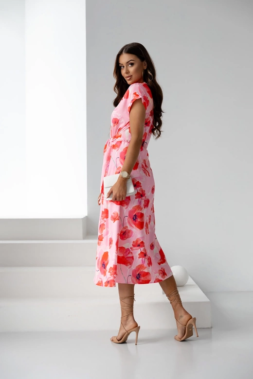 Sukienka z kopertowym dekoltem różowa w kwiaty (82194)