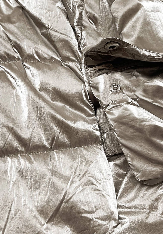 Długa błyszcząca kurtka zimowa damska beżowa (775)