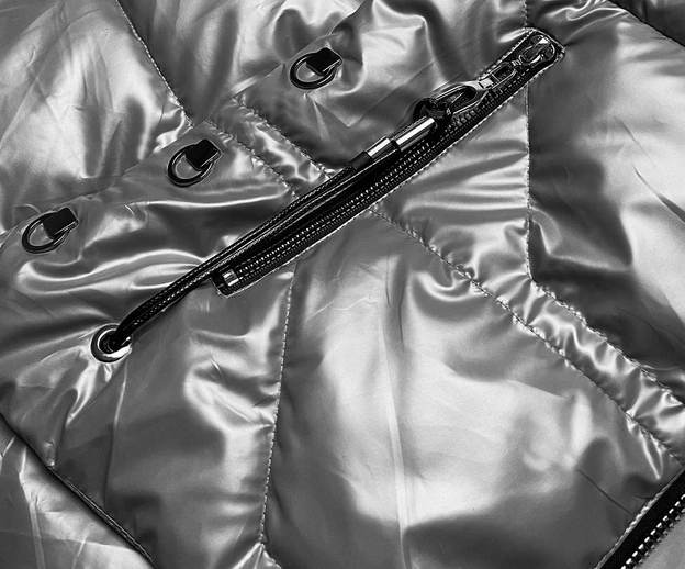 Metaliczna kurtka damska z kapturem szara (b8008-70)