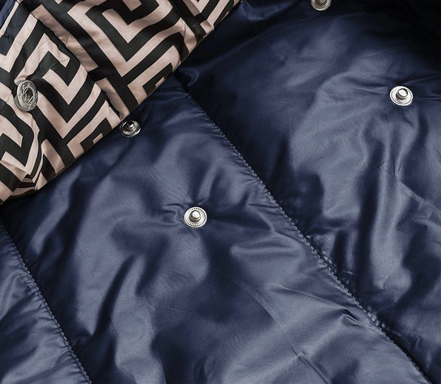 Kopertowa kurtka damska z kapturem granatowo-beżowa (b8040-3046)