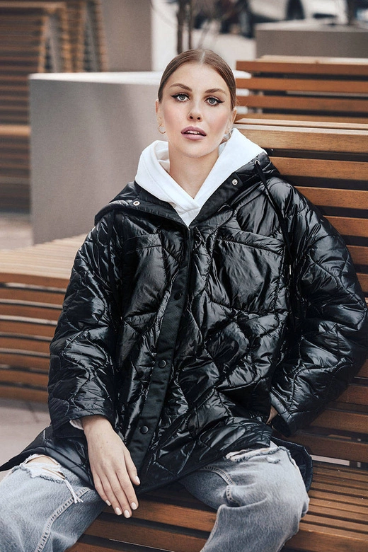 Oversizowa pikowana kurtka damska z kapturem czarna (ag5-010)