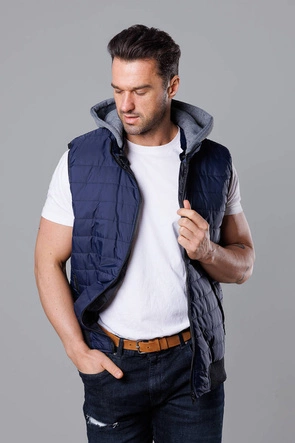 Pikowany bezrękawnik męski z kapturem granatowy (8M983-215)