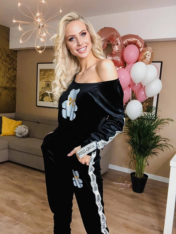 DŁUGI KOMBINEZON WELUROWY Z LAMPASAMI I NADRUKIEM CZARNY (647ART)