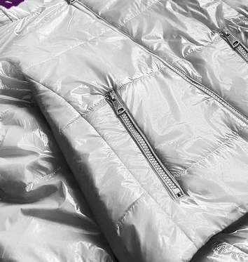 Błyszcząca pikowana kurtka damska z kapturem srebrna (b9568)