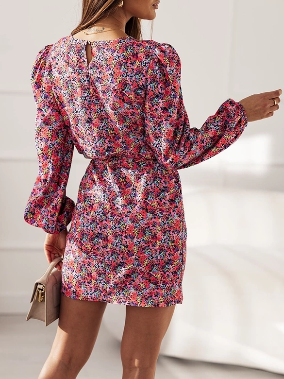 Krótka sukienka z wiązanym paskiem różowa (011D)