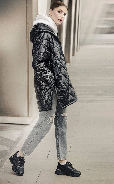 Oversizowa pikowana kurtka damska z kapturem czarna (ag5-010)