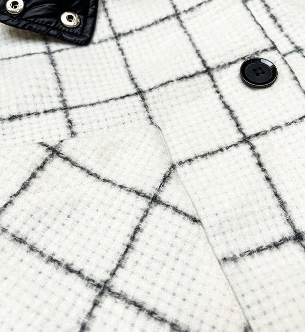 Krótka kurtka koszulowa w kratę ecru (AG3-1839)