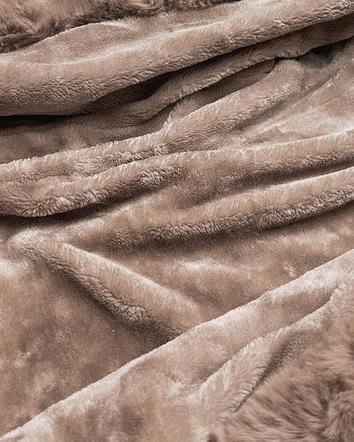 Damska kurtka jeansowa na futrzanej podszewce niebieski/beżowy (B8068-50012)