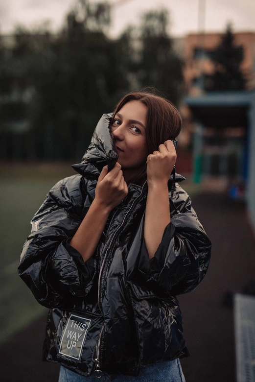 BŁYSZCZĄCA KURTKA DAMSKA Z NASZYWKAMI CZARNA (618ART)