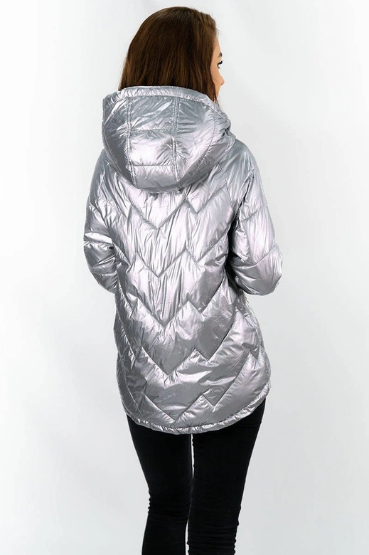 Pikowana kurtka damska z kapturem srebrna (b9562)