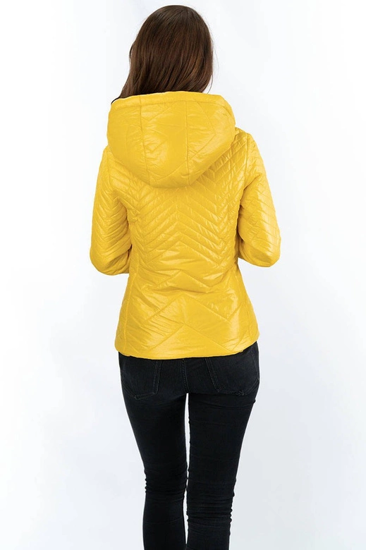 Krótka pikowana kurtka damska z kapturem żółta (b9566)