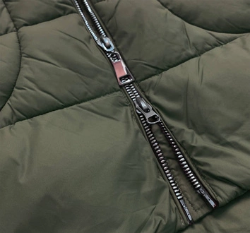 Pikowana kurtka zimowa damska z kapturem khaki (7709BIG)