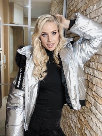 DAMSKA BŁYSZCZĄCA KURTKA Z KAPTUREM SREBRNA (8297)