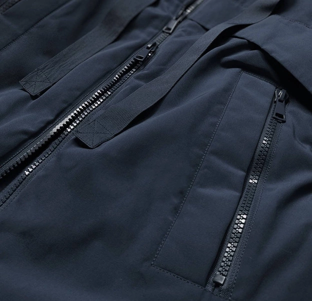 Zimowa kurtka damska z łączonych materiałów granatowa (7708)