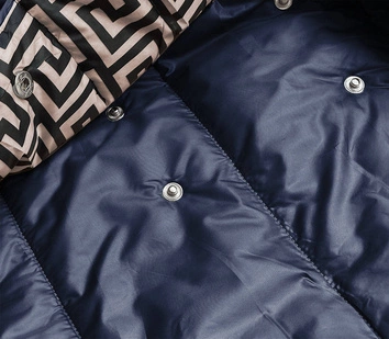 Kopertowa kurtka damska z kapturem granatowo-beżowa (R8040)