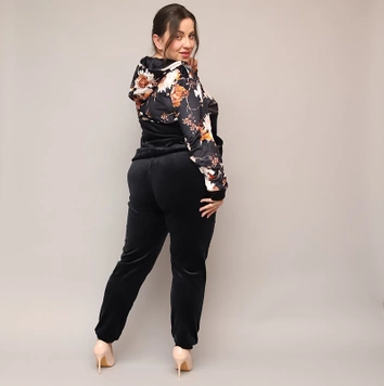 Welurowy komplet damski w kwiaty czarny (8228)