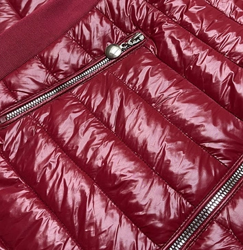 Błyszcząca kurtka damska ze stójką bordowa (7210-67)