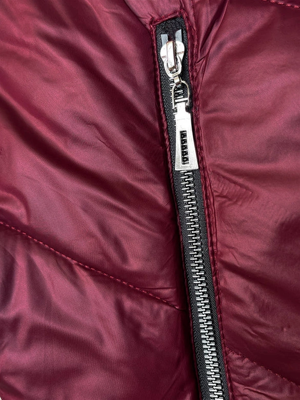 Damska kurtka z ozdobnym kapturem bordowa (B8227-74)