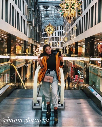 Damska dłuższa zimowa kurtka z kapturem czarna (m8-757)