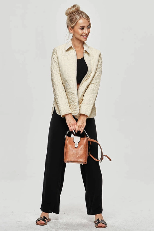 Cienka kurtka damska z ozdobnym pikowaniem kremowa (jin226)