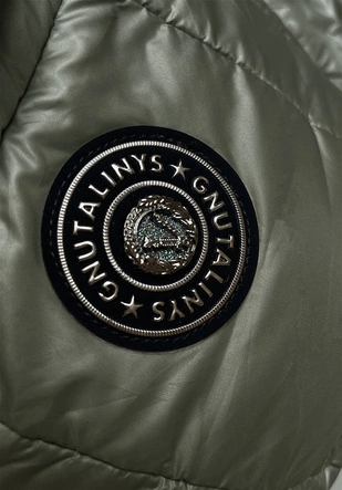 Krótka kurtka z dzianinowymi rękawami khaki (B8188-11)