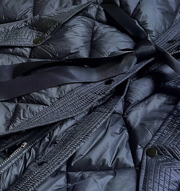 Długa kurtka puchowa damska granatowa (ag1-j9081)