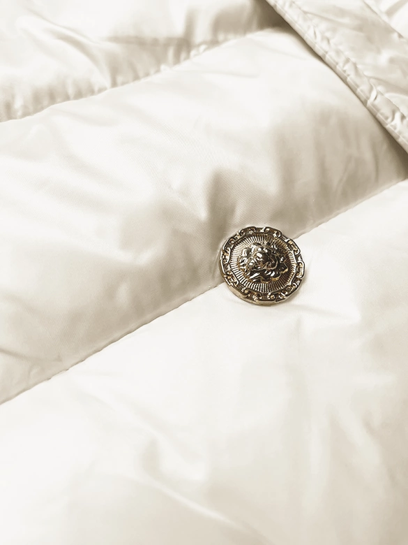 Puchowy płaszcz damski na guziki ecru (5M3160/1-254)