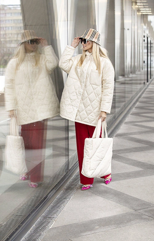 Oversizowa pikowana kurtka damska z kapturem ecru (ag5-010)