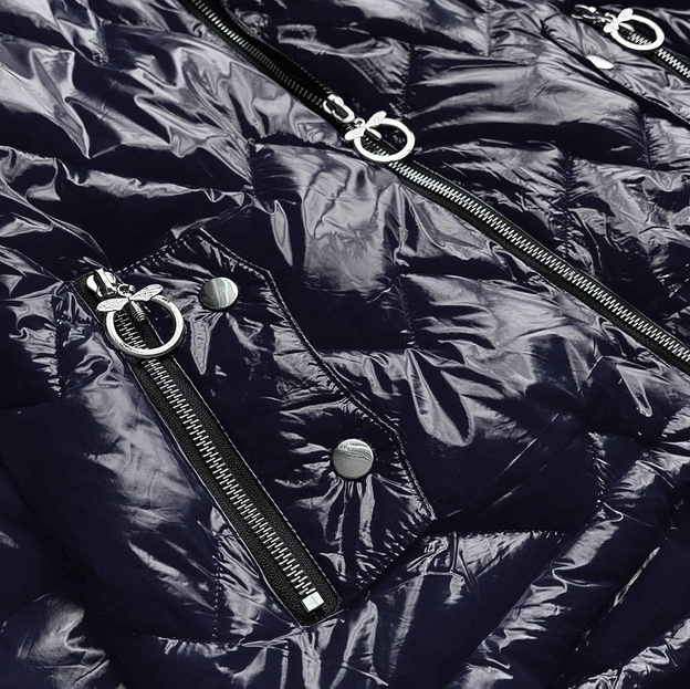 Pikowana kurtka damska z kapturem granatowa (b9562)