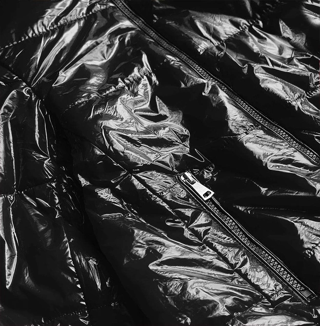 KRÓTKA PIKOWANA KURTKA DAMSKA ZE STÓJKĄ CZARNA (B9567)