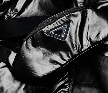 Krótka zimowa kurtka damska z nerką czarna (omdl-018)