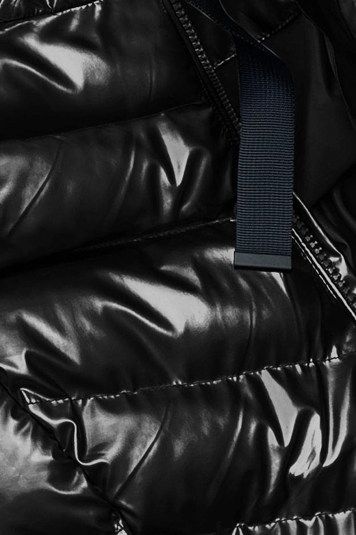 Metaliczna zimowa kurtka damska czarna (5m778-392a)